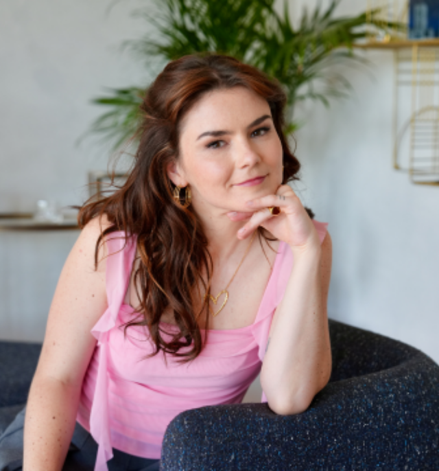 Katp Boeken Zittend Met Roze Kledij Aan Slider